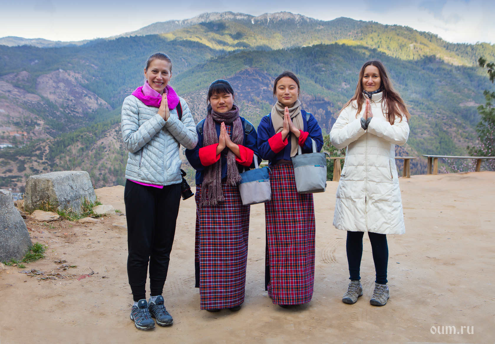 Tourism отзывы. Туристы в бутане. Бутан Министерство счастья. Королевство бутан люди. Путешествие в бутан.
