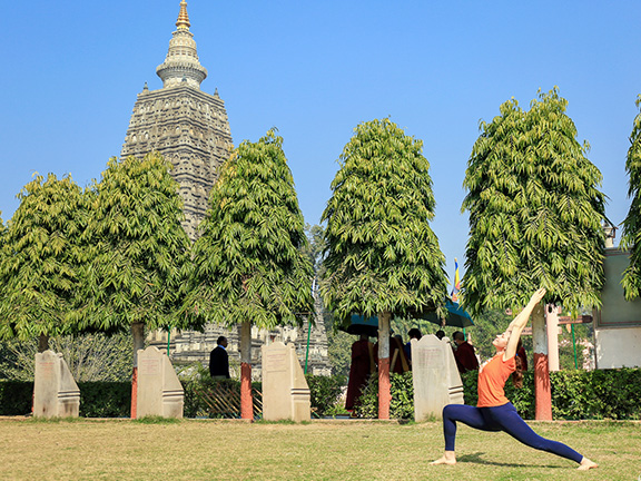 йогиня в вирабхадрасане у дворца махабодхи