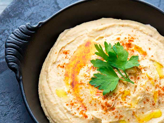 Веганский хумус из фасоли к овощам