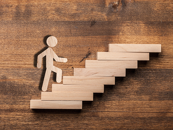 человечек забирается по лестнице