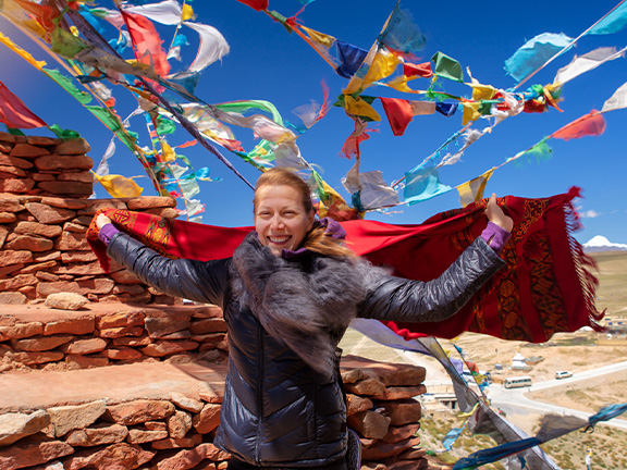 девушка под тибетскими флагами фото