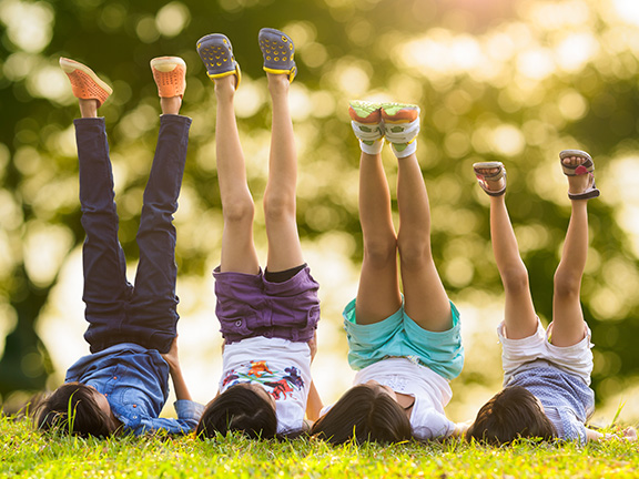 дети в позе березки