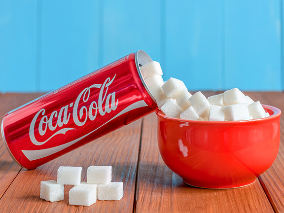 банка кока колы и сахар