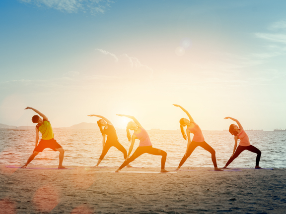 йога на берегу моря