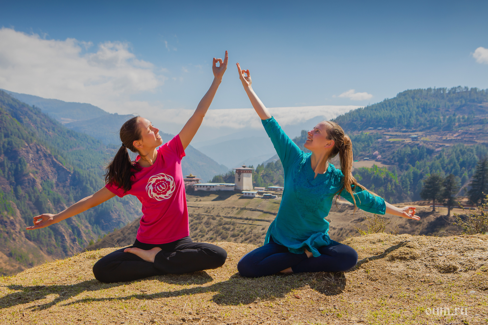 Практикуя йогу. Йога женские практики. Йога ОУМ. Йога тур Непал. Йога тур буклет.