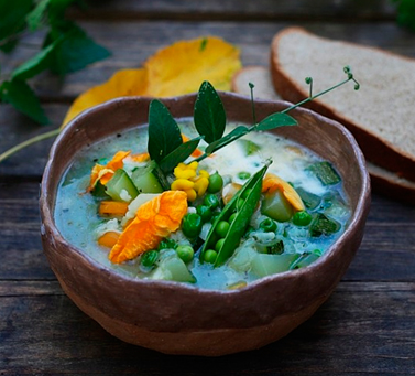 Простой овощной суп с рисом, кабачком и зеленым горошком