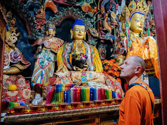 Мужчина в буддийском храме