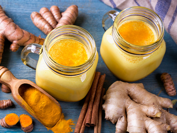 два стакана воды с куркумой, имбирь, куркума, корица