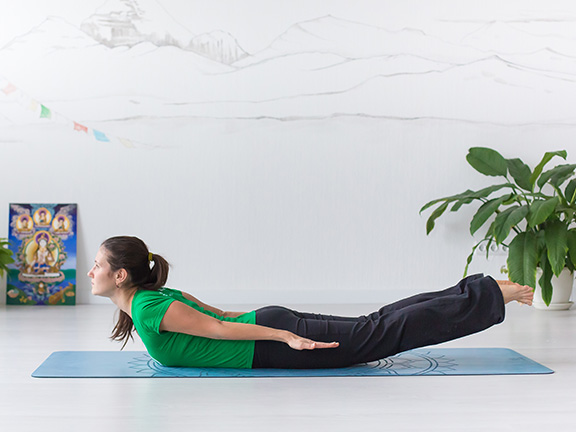 девушка в позе саранчи