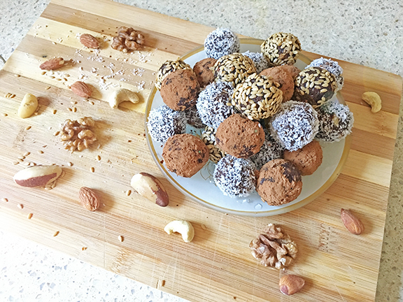 Сыроедческие конфеты из орехов и фиников