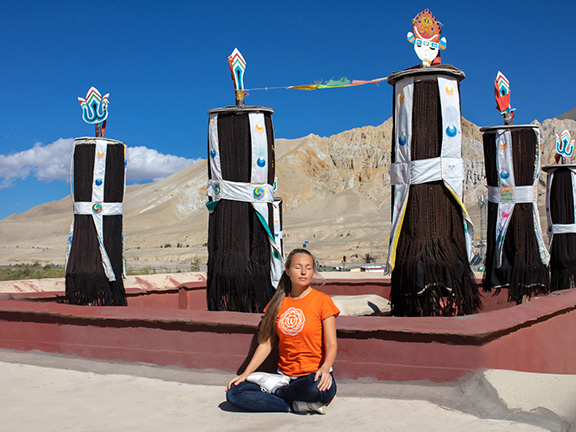 девушка медитирует в тибете