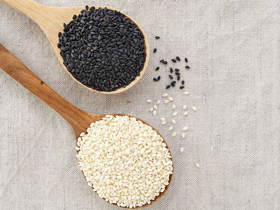 черный и белый кунжут в ложках