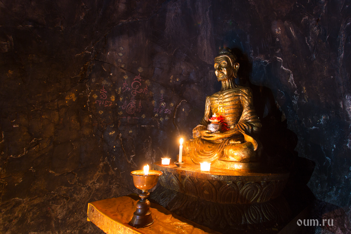 Пещеры будды. Будда Шакьямуни храм Махабодхи. Будда Шакьямуни аскеза. Монастырь и храм Намо Будда. Махакала буддизм.