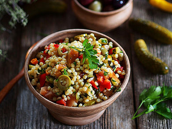 Табуле с оливками и маринованными огурцами