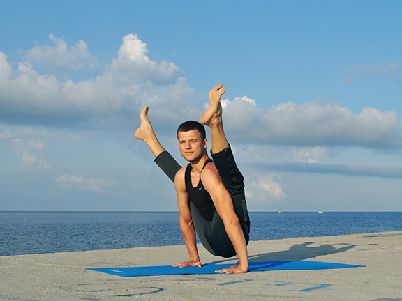 парень в титтибхасане