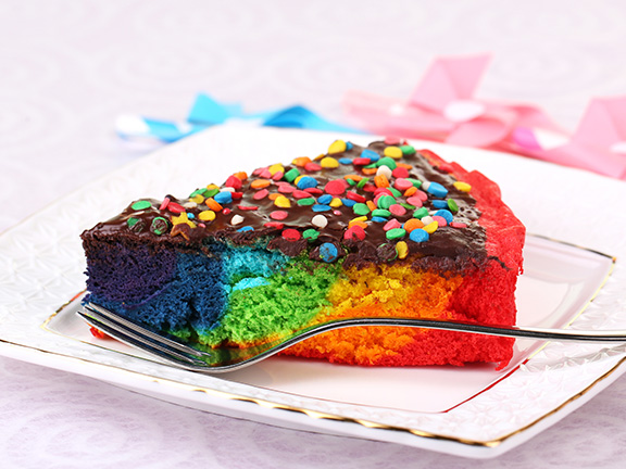 разрезанный цветной пирог фото