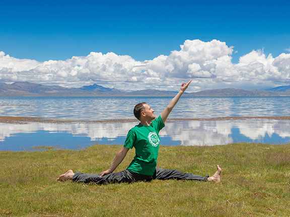 йог в хануманасе на берегу манасаровара