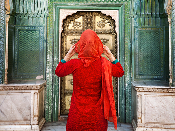 девушка в красном платке фото