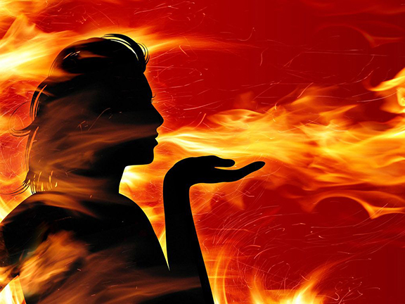 человек дует огнем