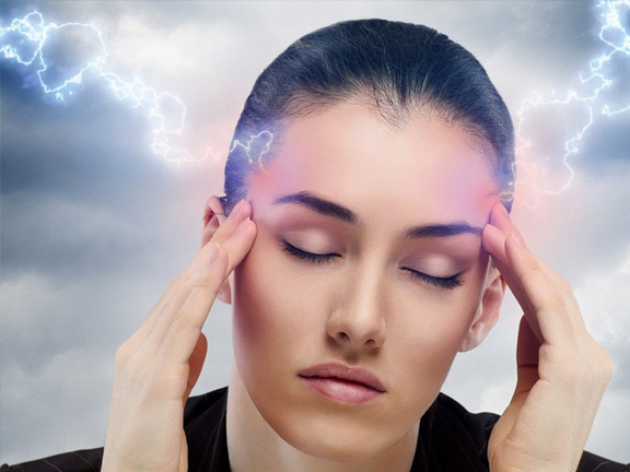 головная боль у девушки