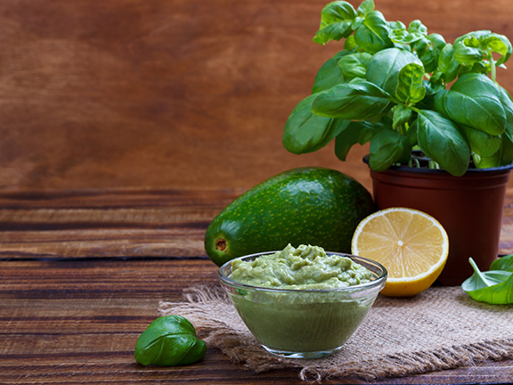 авокадо, лимон и базилик