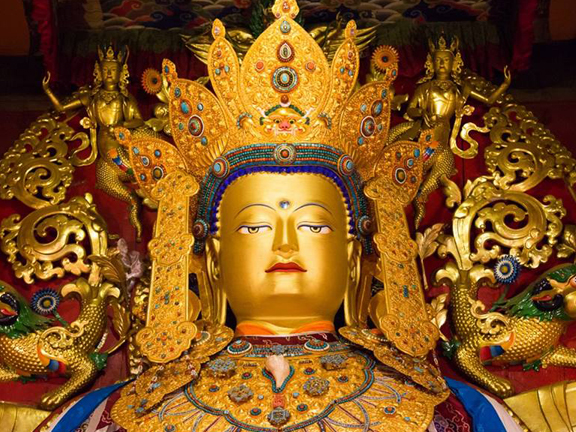 статуя будды шакьямуни