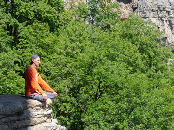 йог медитирует на скале