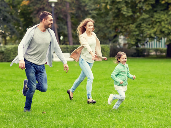 мама папа и дочь на природе