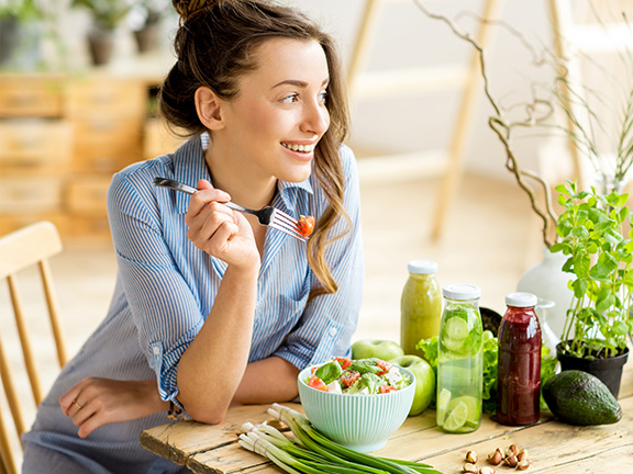 девушка ест салат