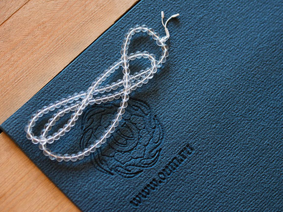 Четки на коврике для йоги фото