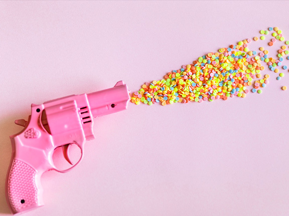 пистолет стреляет конфетами