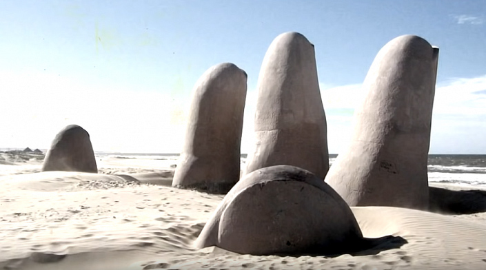 статуя руки торчащей из песка