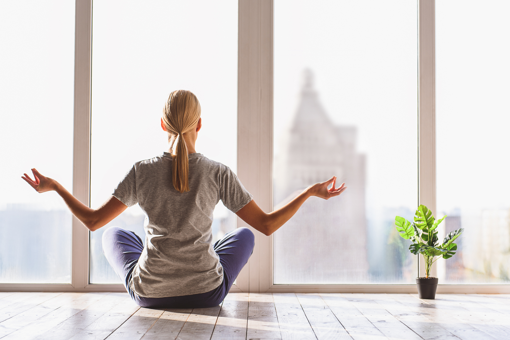 Медитация на счастливые события. Утренняя медитация в квартире. Девушка медитирует в доме. Дом для медитации. Медитация у окна.