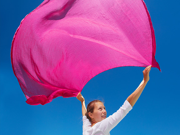 девушка распустила платок