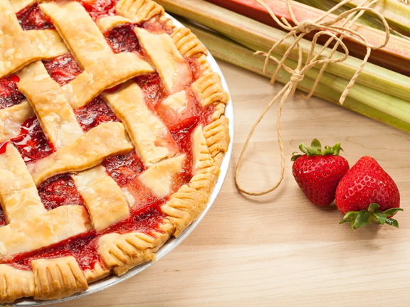 Пирог с ревенем и клубникой