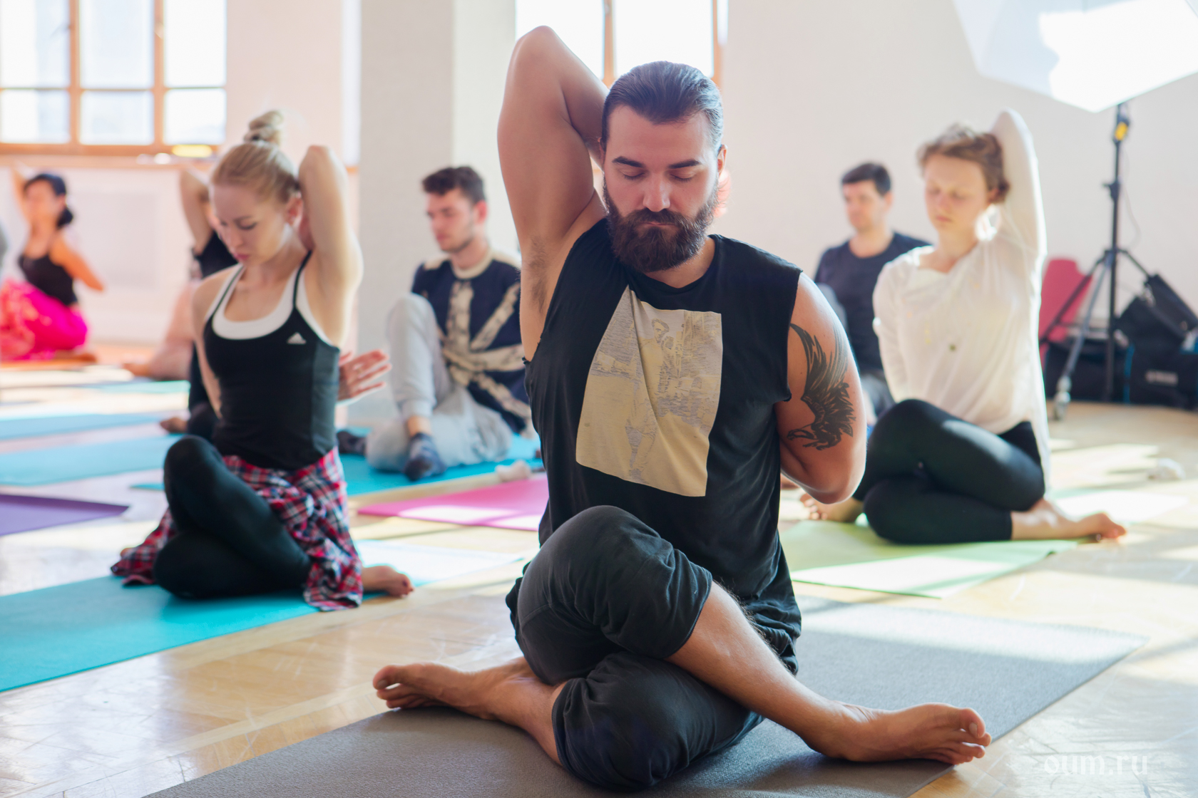 Е йога. Медитация спортзал. Йога направления. Виды йоги. Йога групповые занятия.