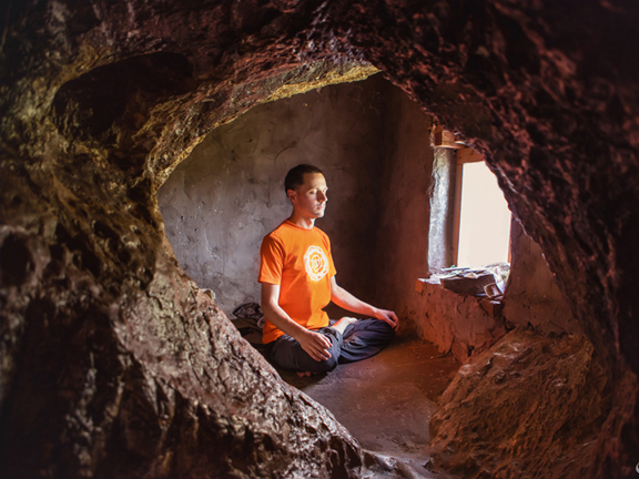 йог медитирует в пещере