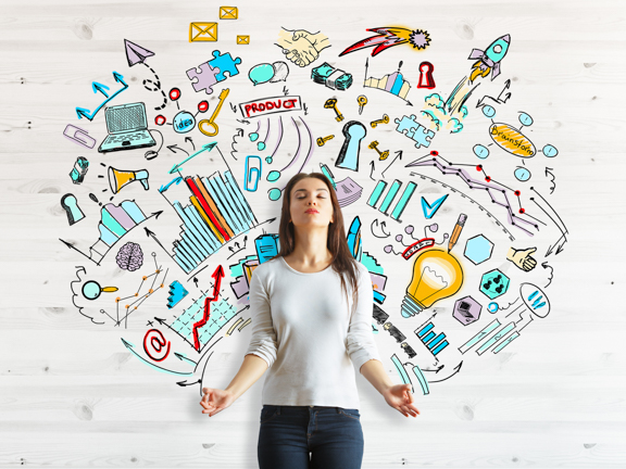 девушка стоит у доски с мыслями