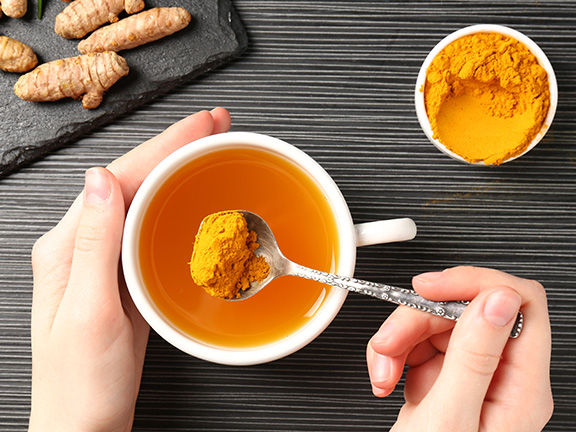 Вода с куркумой: польза, вред и схема приёма натощак