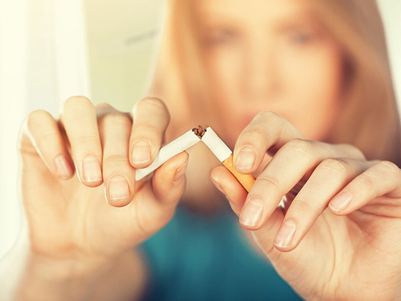 девушка ломает сигарету