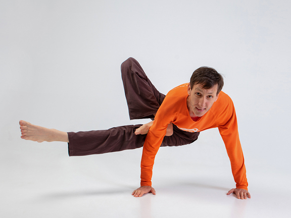 Эка Пада Данда Каундиниасана