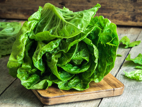 листья салата на доске