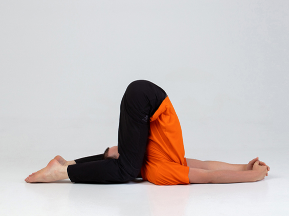 Карнапидасана