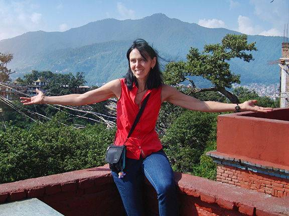 женщина улыбается в горах