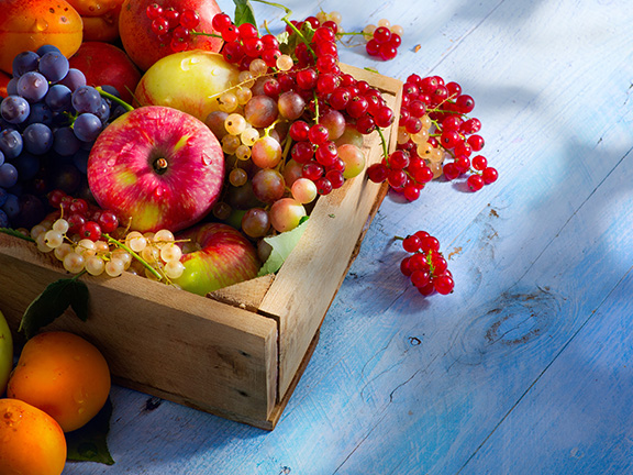 фрукты и ягоды в ящике