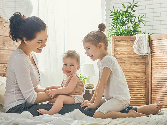 мама с двумя детьми