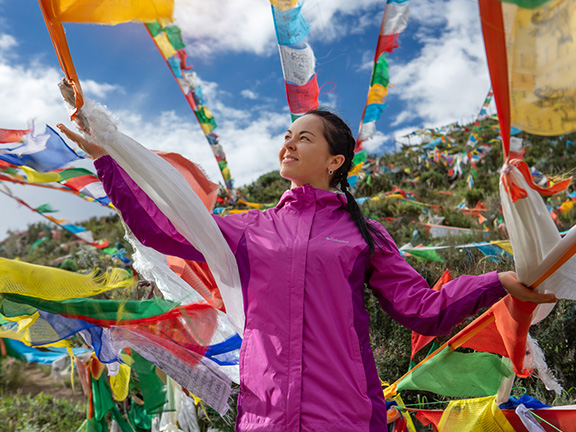 девушка с молитвенными флагами фото