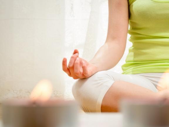 девушка медитирует фото