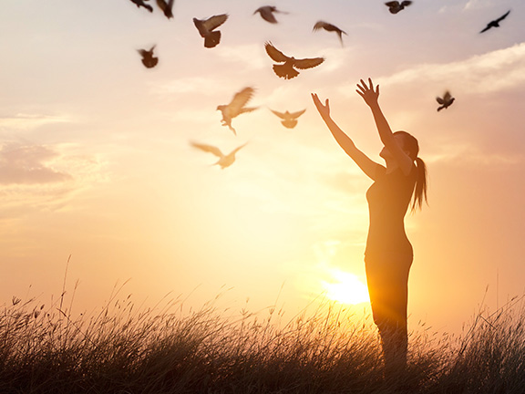 девушка с голубями