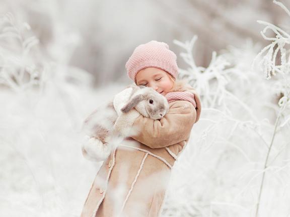 девочка обнимает кролика